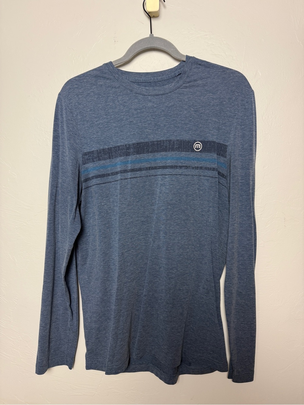 travis mathew men’s long sleeve graphic tee in blue